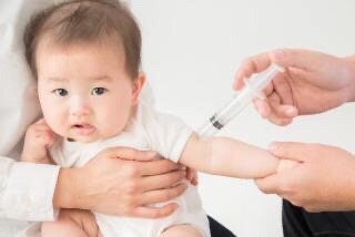 予防接種を受ける赤ちゃんの画像