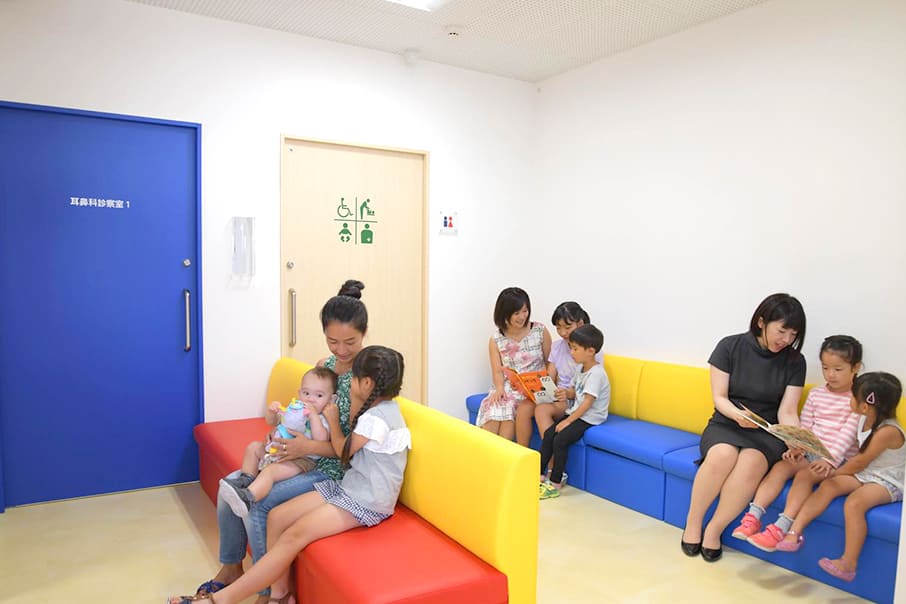 待合室で待っている複数組の親子